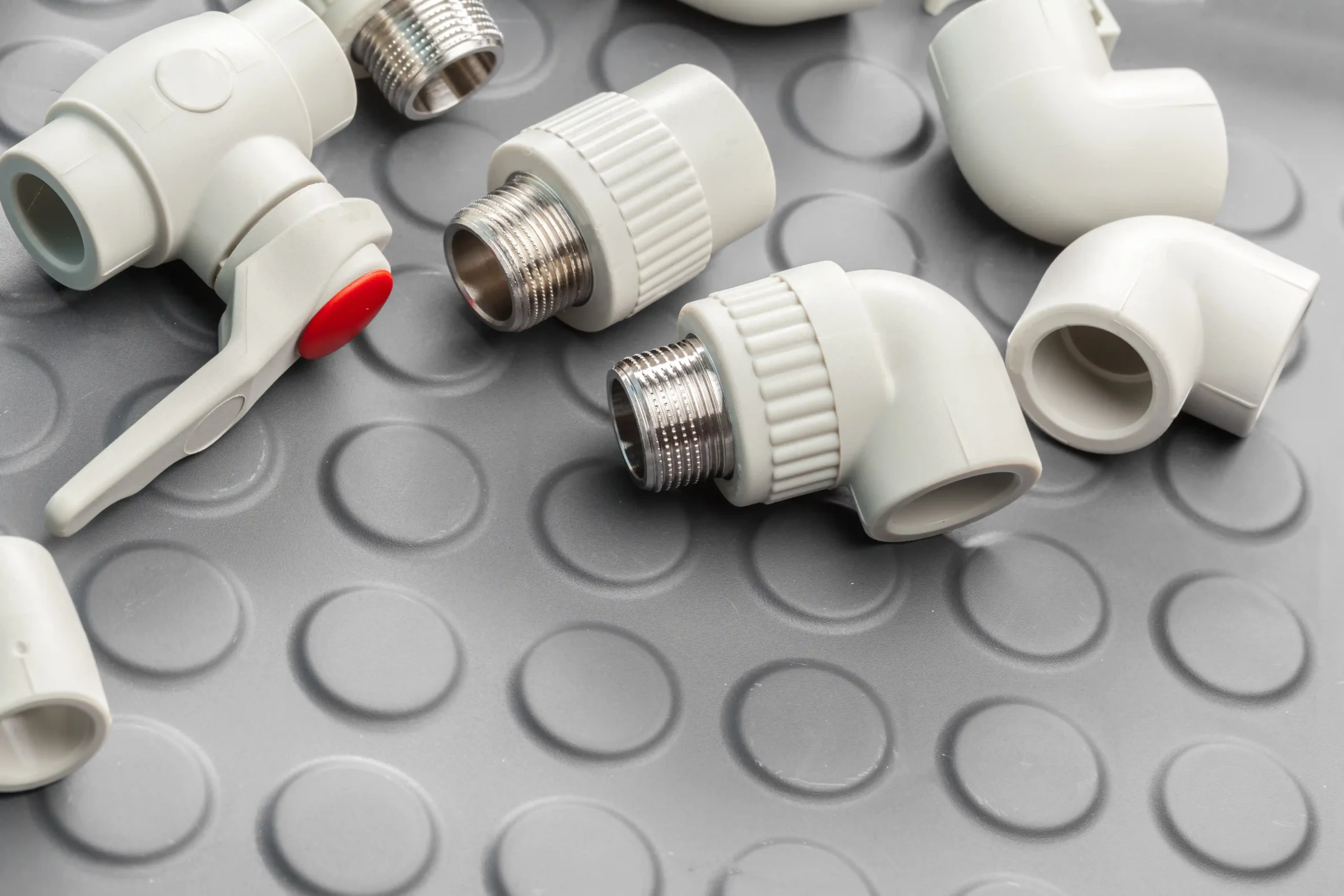 herramientas y materiales para trabajos sanitarios scaled